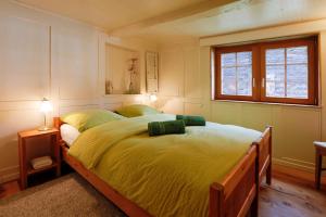 ein Schlafzimmer mit einem großen gelben Bett und einem Fenster in der Unterkunft Apartment Werlen in Münster VS