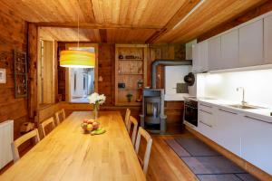 eine Küche mit einem Holztisch mit einer Obstschale darauf in der Unterkunft Apartment Werlen in Münster VS