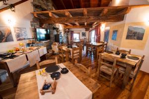 an overhead view of a restaurant with tables and chairs at L'Or d'Echallogne - Chambre d'Hôtes in Arnad