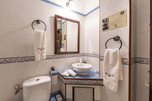 ein Bad mit einem WC und einem Waschbecken in der Unterkunft Eco Hotel con encanto Masía la Mota B&B in Alcoy