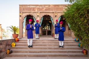 een groep vrouwen die op trappen voor een gebouw staan bij Bijolai Palace - A Inde Hotel , Jodhpur in Jodhpur