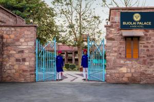 due guardie di sicurezza alle porte di un edificio di Bijolai Palace - A Inde Hotel , Jodhpur a Jodhpur