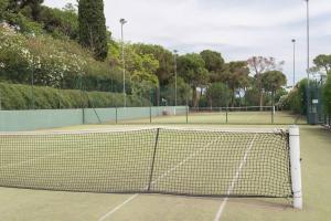 Tennis and/or squash facilities at Luxury Apartment or nearby