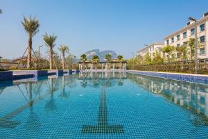 Bazén v ubytování Millennium Resort Wuyishan nebo v jeho okolí