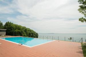 The swimming pool at or close to Luxury Apartment