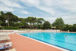 The swimming pool at or close to Luxury Apartment