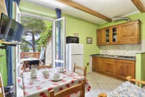 uma cozinha com uma mesa e uma sala de jantar em Residence Vacanza Mare em Campo nell'Elba