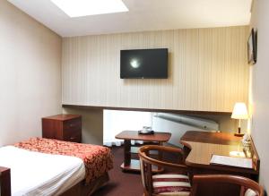 TV a/nebo společenská místnost v ubytování Empire Hotel