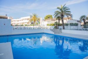 a large swimming pool with a large swimming pool behind it at Pierre&Vacances Mallorca Deya in Santa Ponsa