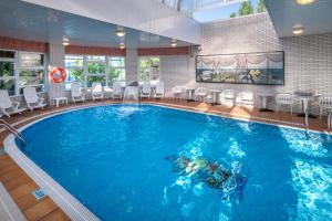 a large swimming pool in a hotel room at Hotel Canada Palace in Calafell