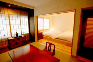 Postel nebo postele na pokoji v ubytování Masutomi Ryokan