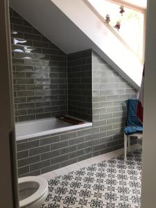 uma casa de banho com um lavatório e um WC em Ferienwohnung Kamp "Blick ins Grüne" em Potsdam