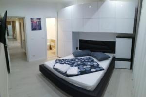 سرير أو أسرّة في غرفة في Roua Apartament