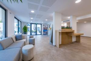 una sala de estar con un sofá y una mesa en Evancy Les Jardins d'Azur - Vence, en Vence 45 fotos más