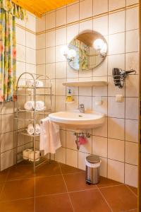 Ein Badezimmer in der Unterkunft Am Ferienbauernhof Schmiedbauer com Salzkammergut