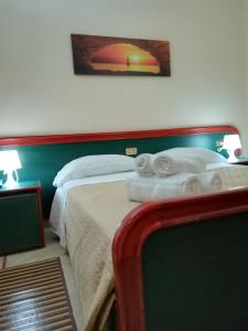 een hotelkamer met een bed met handdoeken erop bij Albergo Ristorante Bar Pizzeria La Lanterna in Santi Cosma e Damiano