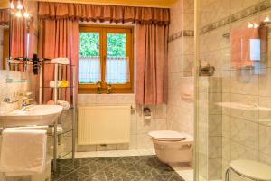 Ein Badezimmer in der Unterkunft Am Ferienbauernhof Schmiedbauer com Salzkammergut