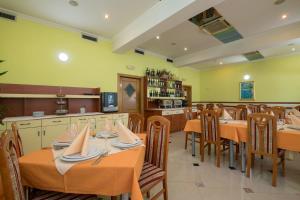 Un restaurant sau alt loc unde se poate mânca la Hotel Adria
