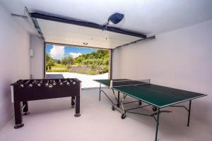 Stolný tenis v ubytovaní Villa Agava with heated pool, Jacuzzi, sauna, gym, 4 en-suite bedrooms alebo v jeho okolí