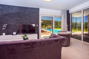 Bazén v ubytovaní Villa Agava with heated pool, Jacuzzi, sauna, gym, 4 en-suite bedrooms alebo v jeho blízkosti