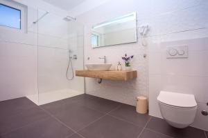 Kúpeľňa v ubytovaní Villa Agava with heated pool, Jacuzzi, sauna, gym, 4 en-suite bedrooms