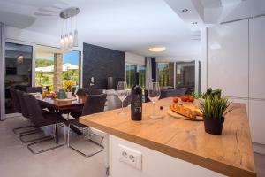 Posedenie v ubytovaní Villa Agava with heated pool, Jacuzzi, sauna, gym, 4 en-suite bedrooms