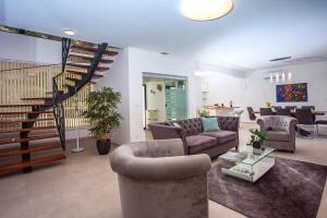 Posedenie v ubytovaní Villa Agava with heated pool, Jacuzzi, sauna, gym, 4 en-suite bedrooms