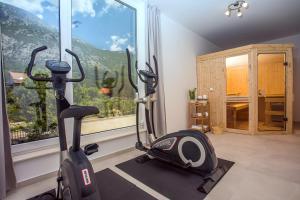 Posilňovňa alebo fitness centrum v ubytovaní Villa Agava with heated pool, Jacuzzi, sauna, gym, 4 en-suite bedrooms