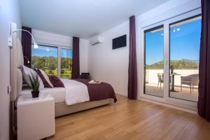 Posteľ alebo postele v izbe v ubytovaní Villa Agava with heated pool, Jacuzzi, sauna, gym, 4 en-suite bedrooms