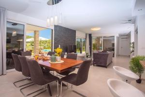 Posedenie v ubytovaní Villa Agava with heated pool, Jacuzzi, sauna, gym, 4 en-suite bedrooms