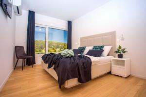 Posteľ alebo postele v izbe v ubytovaní Villa Agava with heated pool, Jacuzzi, sauna, gym, 4 en-suite bedrooms