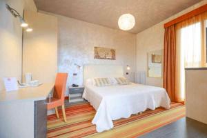 Кровать или кровати в номере Hotel Suisse