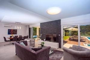 Posedenie v ubytovaní Villa Agava with heated pool, Jacuzzi, sauna, gym, 4 en-suite bedrooms