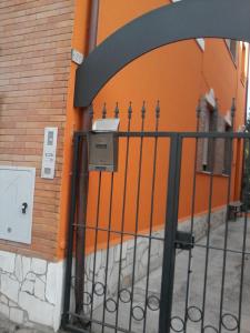 un edificio naranja con una puerta con un buzón en B&B Milù, en Civitanova Marche