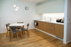 eine Küche mit einem Tisch und Stühlen im Zimmer in der Unterkunft Riverside Apartment in Pärnu