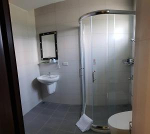 Et bad på JiuZhiAn Apartment