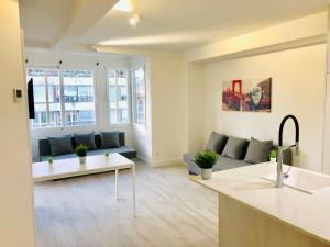 マドリードにあるPisos con Piscina Barrio Exclusivo-MOVISTAR ARENA alquiler temporadaのソファとテーブルのあるリビングルーム