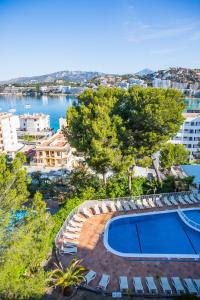 una vista aérea de una piscina con sillas y agua en Pierre&Vacances Mallorca Portofino, en Santa Ponsa