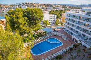 Pierre&Vacances Mallorca Portofino في سانتا بونسا: اطلالة جوية على فندق مع مسبح