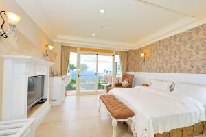 a bedroom with a large bed and a television at Ming Ging Farm in Ren'ai