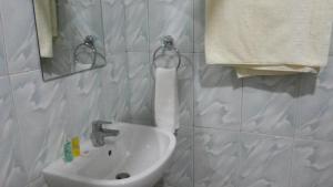 Ein Badezimmer in der Unterkunft Hotel Dot Com Entebbe
