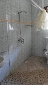 Ein Badezimmer in der Unterkunft Hotel Dot Com Entebbe