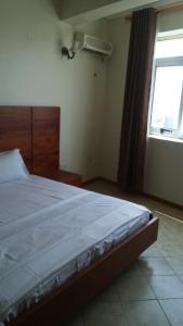 Ein Bett oder Betten in einem Zimmer der Unterkunft Hotel Dot Com Entebbe