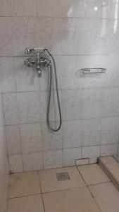 Ein Badezimmer in der Unterkunft Hotel Dot Com Entebbe