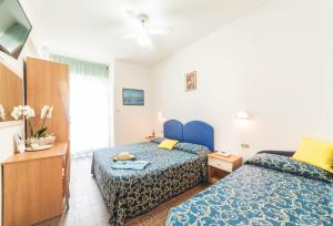 een hotelkamer met 2 bedden en een raam bij Blu Star Hotel in Gabicce Mare