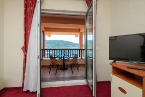 TV a/nebo společenská místnost v ubytování Hotel Adria