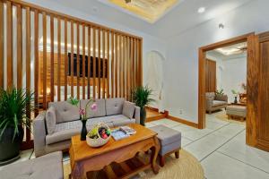 un soggiorno con divano e tavolo di Angkor Privilege Resort & Spa a Siem Reap
