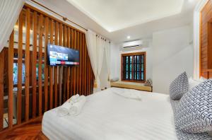 Postel nebo postele na pokoji v ubytování Angkor Privilege Resort & Spa