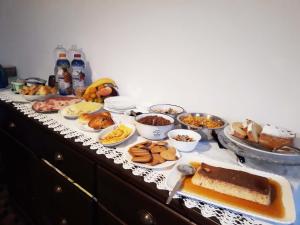 une table remplie de nombreux plats et desserts dans l'établissement La casa di Nonna Fo, à Voltaggio