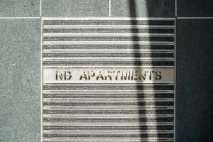 Stay Here ND Apartments في كريفيلد: لوحة على أرضية بلاط مع كلمة لا يوجد جسيمات